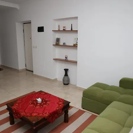 Maison De Τίρανα